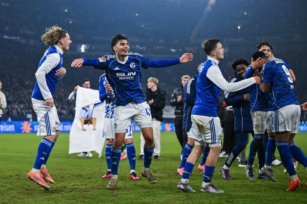 28.11.2025, Fussball, 2. Bundesliga, Saison 2025 2026, 14. Spieltag, FC Schalke 04 - SC Paderborn, Die Spieler des FC Schalke 04 freuen sich über den Heimsieg, Mika Wallentowitz (FC Schalke 04), Mertcan Ayhan (FC Schalke 04) xRHR-FOTO YYx Copyright: KROEGER RHR-FOTOx RHR-FOTO YY