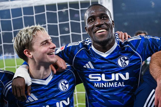 28.11.2025, Fussball, 2. Bundesliga, Saison 2025 2026, 14. Spieltag, FC Schalke 04 - SC Paderborn, Finn Porath (FC Schalke 04) , Bryan Lasme (FC Schalke 04) xRHR-FOTO YYx Copyright: KROEGER RHR-FOTOx RHR-FOTO YY