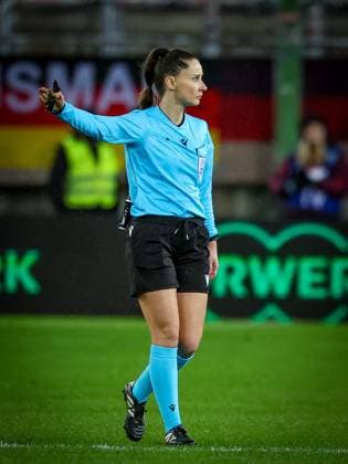 Referee Schiedsrichter Iuliana Demetrescu (Rumaenien) zeigt eine Entscheidung an, Deutschland vs. Spanien, Fussball, Frauen, UEFA, Women™s Nations League, Saison 2025 2026, Finale - Runde 1 von 2, 28.11.2025 Kaiserslautern Rheinland-Pfalz Deutschland Copyright: xkolbert-press MartinxAgüerax
