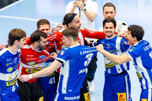 28.11.2025, GER, Handball, Maenner, Saison 25 26, Daikin 1.Bl, 14.Spieltag, ThSV Eisenach - THW Kiel der ThSV Eisenach jubelt nach dem erfolgreichen Unentschieden gegen den Favoriten THW Kiel, mit im Bild Stephan Seitz (ThSV Eisenach,44), Matija Spikic (ThSV Eisenach,1), Oskar Joelsson (ThSV Eisenach,3), Silvio Heinevetter (ThSV Eisenach,12), Timothy Reichmuth (ThSV Eisenach,5), Gian Attenhofer (ThSV Eisenach,11) 99817 Eisenach Werner-Assmann-Halle Am Sportp Thueringen Deutschland
