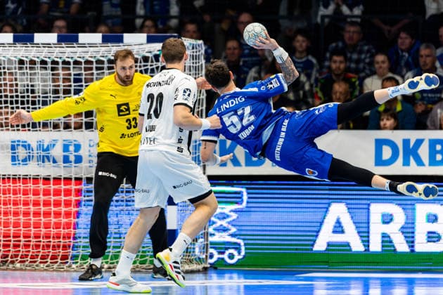 28.11.2025, GER, Handball, Maenner, Saison 25 26, Daikin 1.Bl, 14.Spieltag, ThSV Eisenach - THW Kiel Justin Kurch (ThSV Eisenach,52), Lukas Laube (THW Kiel) 99817 Eisenach Werner-Assmann-Halle Am Sportp Thueringen Deutschland