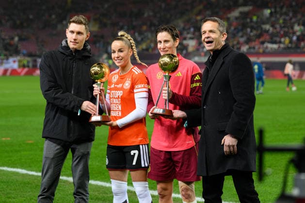 28.11.2025, Fußball, UEFA Womens Nations League Endrunde, Finale, Hinspiel, Deutschland - Spanien Giulia Gwinn und Ann-Katrin Berger (Deutschland) wurden vor dem Spiel als Fußballerinnen des Jahres geehrt. Den Preis überreichte Thiemo Müller (ganz rechts) und Paul Bartmuß (ganz links) aus der Kicker Redaktion.
