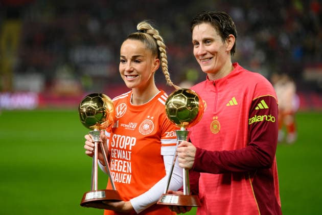 28.11.2025, Fußball, UEFA Womens Nations League Endrunde, Finale, Hinspiel, Deutschland - Spanien Giulia Gwinn und Ann-Katrin Berger (Deutschland) wurden vor dem Spiel als Fußballerinnen des Jahres geehrt.