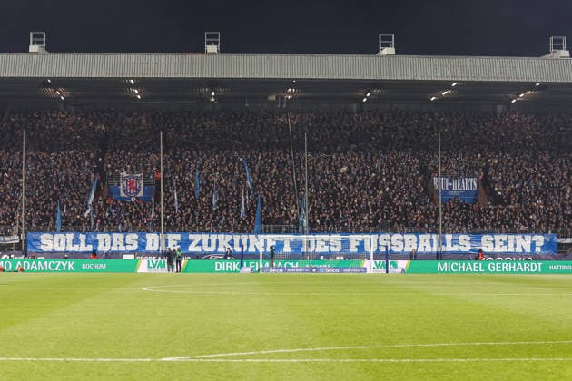 2. Bundesliga - VfL Bochum - SG Dynamo Dresden am 21.11.2025 im Vonovia Ruhrstadion in Bochum Die VfL Bochum Fans in der Ostkurve mit einem 12 Minuten Protest - soll das die Zukunft des Fussballs sein Spruchband Transparent Banner