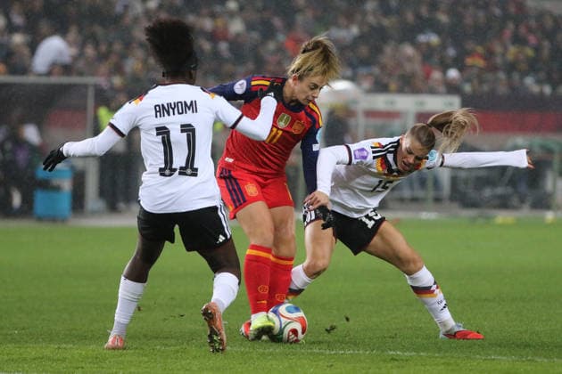 28.11.2025 Fußball Frauen 2025 2026 UEFA Women s Nations League Finale Hinspiel Deutschland - Spanien Fritz-Walter-Stadion Kaiserslautern Alexia Putellas (ESP, rot) ist vor Selina Cerci (GER, weiß, rechts) am Ball. Nicole Anyomi (GER, weiß) steht davor. Kaiserslautern Rheinland-Pfalz Deutschland