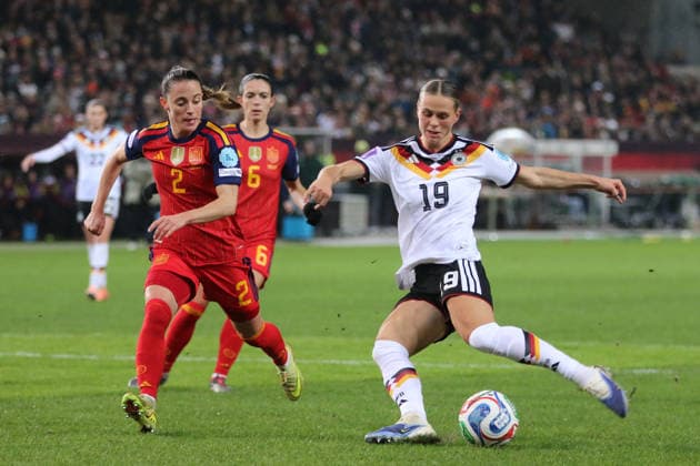 28.11.2025 Fußball Frauen 2025 2026 UEFA Women s Nations League Finale Hinspiel Deutschland - Spanien Fritz-Walter-Stadion Kaiserslautern Klara Bühl (GER, weiß) bei einem Torschuss. Ona Batlle (ESP, rot) läuft neben ihr. Kaiserslautern Rheinland-Pfalz Deutschland