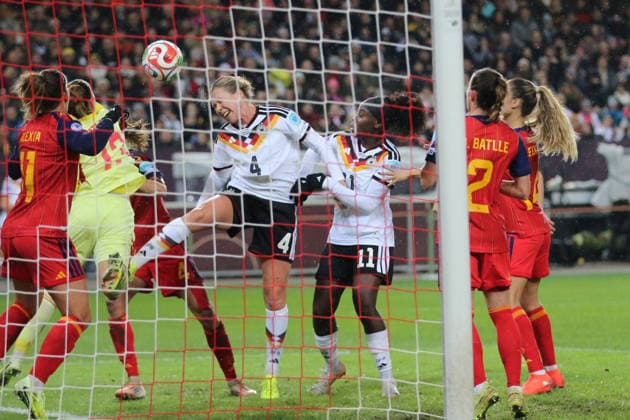28.11.2025 Fußball Frauen 2025 2026 UEFA Women s Nations League Finale Hinspiel Deutschland - Spanien Fritz-Walter-Stadion Kaiserslautern Cata Coll (ESP, gelb) kann einen Kopfball von Rebecca Knaak (GER, weiß, 4) gerade so noch klären. Kaiserslautern Rheinland-Pfalz Deutschland