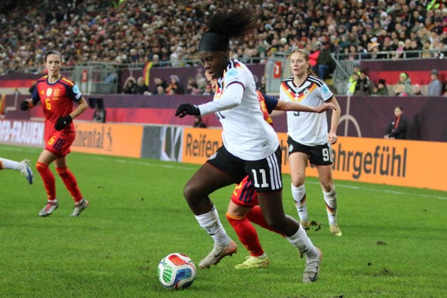 28.11.2025 Fußball Frauen 2025 2026 UEFA Women s Nations League Finale Hinspiel Deutschland - Spanien Fritz-Walter-Stadion Kaiserslautern Nicole Anyomi (GER, weiß) am Ball. Kaiserslautern Rheinland-Pfalz Deutschland