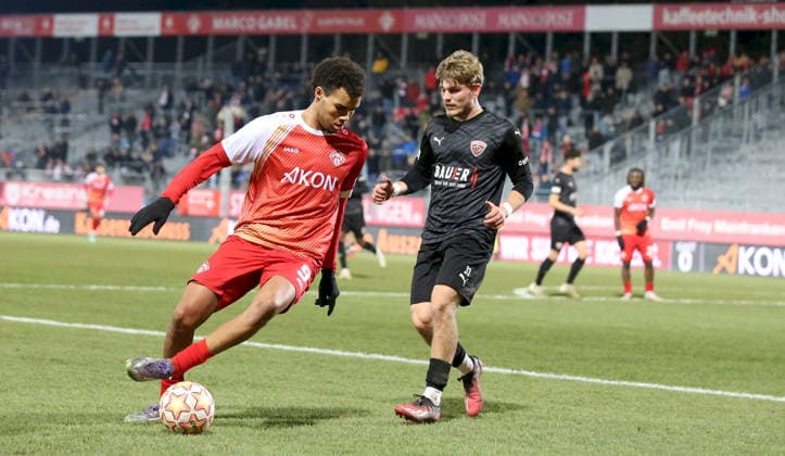 28.11.2025, xfsx, Herren, Fussball, Saison 2025 2026, Regionalliga Bayern, 20. Spieltag: FC Wuerzburger Kickers - TSV Buchbach v.li.: Jermain Nischalke (FC Wuerzburger Kickers), Alexander Mehring (TSV Buchbach) Wuerzburg AKON ARENA Bayern Deutschland