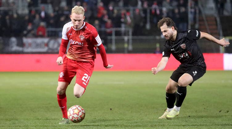 28.11.2025, xfsx, Herren, Fussball, Saison 2025 2026, Regionalliga Bayern, 20. Spieltag: FC Wuerzburger Kickers - TSV Buchbach v.li.: Luke Hemmerich (FC Wuerzburger Kickers), Tobias Heiland (TSV Buchbach) Wuerzburg AKON ARENA Bayern Deutschland