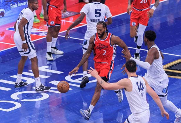 November 28, 2025, Inglewood, California, USA: Kawhi Leonard 2 of the Los Angeles Clippers with the ball during their 2025 NBA, Basketball Herren, USA Cup game against the Memphis Grizzlies on Friday November 28, 2025 at Intuit Dome Arena in Inglewood, California. JAVIER ROJAS PI Inglewood USA - ZUMAp124 20251128_zaa_p124_007 Copyright: xJavierxRojasx