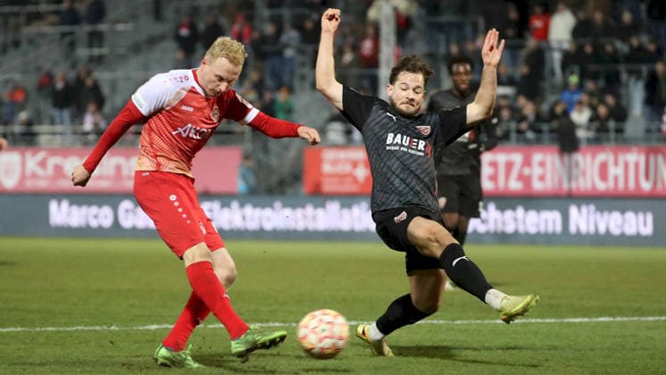 28.11.2025, xfsx, Herren, Fussball, Saison 2025 2026, Regionalliga Bayern, 20. Spieltag: FC Wuerzburger Kickers - TSV Buchbach v.li.: Luke Hemmerich (FC Wuerzburger Kickers), Tobias Heiland (TSV Buchbach) Wuerzburg AKON ARENA Bayern Deutschland