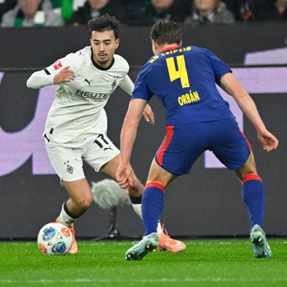 (251129) -- MOENCHENGLADBACH, Nov. 29, 2025 -- Jens Castrop (L) of Borussia Moenchengladbach vies with Willi Orban of RB Leipzig during the German first division of Bundesliga football match between Borussia Moenchengladbach and RB Leipzig in Moenchengladbach, Germany, Nov. 28, 2025. (Photo by Xinhua) (SP)GERMANY-MOENCHENGLADBACH-FOOTBALL-BUNDESLIGA-MOENCHENGLADBACH VS LEIPZIG UlrichxHufnagel 