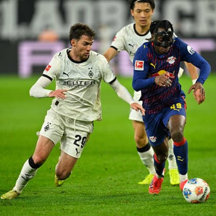 (251129) -- MOENCHENGLADBACH, Nov. 29, 2025 -- Joe Scally (L) of Borussia Moenchengladbach vies with Yan Diomande of RB Leipzig during the German first division of Bundesliga football match between Borussia Moenchengladbach and RB Leipzig in Moenchengladbach, Germany, Nov. 28, 2025. (Photo by Xinhua) (SP)GERMANY-MOENCHENGLADBACH-FOOTBALL-BUNDESLIGA-MOENCHENGLADBACH VS LEIPZIG UlrichxHufnagel 