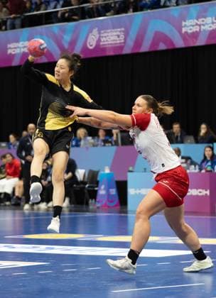 (251129) -- S-HERTOGENBOSCH, Nov. 29, 2025 -- Liu Xuedan (L) of China competes during the preliminary round Group F handball match between China and Poland at the 27th IHF Women s Handball World Championship, WM, Weltmeisterschaft in s-Hertogenbosch, the Netherlands, Nov. 28, 2025. (Photo by Xinhua) (SP)NETHERLANDS- S-HERTOGENBOSCH-HANDBALL-IHF-WOMEN S WORLD CHAMPIONSHIP-CHINA VS POLAND SylviaxLederer 
