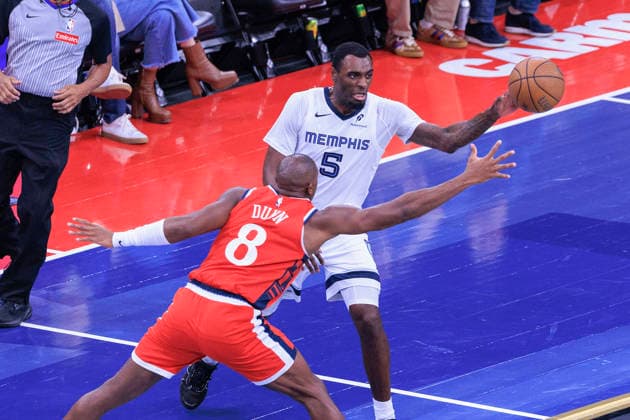 November 28, 2025, Inglewood, California, USA: Kentavious Caldwell-Pope 3 of the Memphis Grizzlies passes away from Kris Dunn 8 of the Los Angeles Clippers during their 2025 NBA, Basketball Herren, USA Cup game on Friday November 28, 2025 at Intuit Dome Arena in Inglewood, California. JAVIER ROJAS PI Inglewood USA - ZUMAp124 20251128_zaa_p124_041 Copyright: xJavierxRojasx