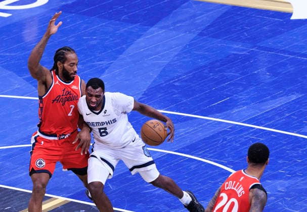 November 28, 2025, Inglewood, California, USA: Jaren Jackson Jr. 8 of the Memphis Grizzlies is guarded by Kawhi Leonard 2 of the Los Angeles Clippers during their 2025 NBA, Basketball Herren, USA Cup game on Friday November 28, 2025 at Intuit Dome Arena in Inglewood, California. JAVIER ROJAS PI Inglewood USA - ZUMAp124 20251128_zaa_p124_044 Copyright: xJavierxRojasx