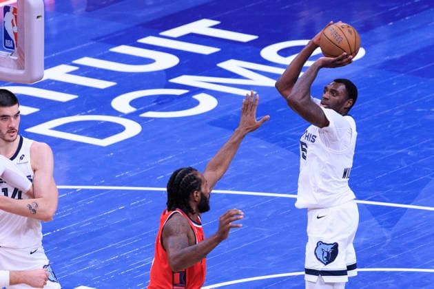 November 28, 2025, Inglewood, California, USA: Vince Williams Jr. 5 of the Memphis Grizzlies puts a shot over Kawhi Leonard 2 of the Los Angeles Clippers during their 2025 NBA, Basketball Herren, USA Cup game on Friday November 28, 2025 at Intuit Dome Arena in Inglewood, California. JAVIER ROJAS PI Inglewood USA - ZUMAp124 20251128_zaa_p124_045 Copyright: xJavierxRojasx
