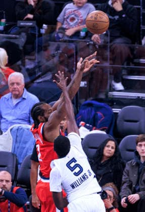 November 28, 2025, Inglewood, California, USA: Kawhi Leonard 2 of the Los Angeles Clippers puts a shot over Vince Williams Jr. 5 of the Memphis Grizzlies during their 2025 NBA, Basketball Herren, USA Cup game on Friday November 28, 2025 at Intuit Dome Arena in Inglewood, California. JAVIER ROJAS PI Inglewood USA - ZUMAp124 20251128_zaa_p124_046 Copyright: xJavierxRojasx