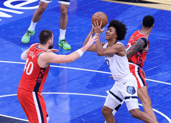 November 28, 2025, Inglewood, California, USA: Jaylen Wells 0 of the Memphis Grizzlies looks to put a shot over Ivica Zubac 40 of the Los Angeles Clippers during their 2025 NBA, Basketball Herren, USA Cup game on Friday November 28, 2025 at Intuit Dome Arena in Inglewood, California. JAVIER ROJAS PI Inglewood USA - ZUMAp124 20251128_zaa_p124_057 Copyright: xJavierxRojasx