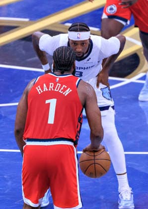 November 28, 2025, Inglewood, California, USA: James Harden 1of the Memphis Grizzlies is guarded by Kentavious Caldwell-Pope 3 of the Los Angeles Clippers during their 2025 NBA, Basketball Herren, USA Cup game on Friday November 28, 2025 at Intuit Dome Arena in Inglewood, California. JAVIER ROJAS PI Inglewood USA - ZUMAp124 20251128_zaa_p124_061 Copyright: xJavierxRojasx
