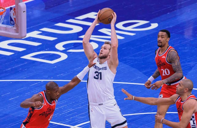 November 28, 2025, Inglewood, California, USA: Jaylen Wells 0 of the Memphis Grizzlies puts up a shot over Kris Dunn 8 of the Los Angeles Clippers during their 2025 NBA, Basketball Herren, USA Cup game on Friday November 28, 2025 at Intuit Dome Arena in Inglewood, California. JAVIER ROJAS PI Inglewood USA - ZUMAp124 20251128_zaa_p124_058 Copyright: xJavierxRojasx