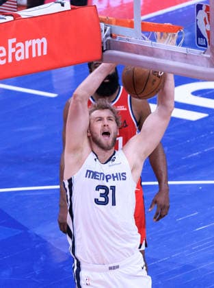 November 28, 2025, Inglewood, California, USA: Jock Landale 31 of the Memphis Grizzlies dunks the ball during their 2025 NBA, Basketball Herren, USA Cup game against the Los Angeles Clippers on Friday November 28, 2025 at Intuit Dome Arena in Inglewood, California. JAVIER ROJAS PI Inglewood USA - ZUMAp124 20251128_zaa_p124_059 Copyright: xJavierxRojasx
