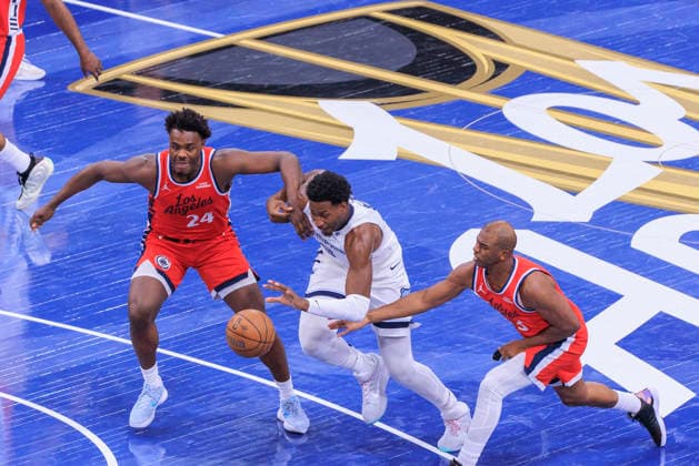 November 28, 2025, Inglewood, California, USA: Jaren Jackson Jr. 8 of the Memphis Grizzlies drives past Kobe Brown 24 and Chris Paul 3 of the Los Angeles Clippers during their 2025 NBA, Basketball Herren, USA Cup game on Friday November 28, 2025 at Intuit Dome Arena in Inglewood, California. JAVIER ROJAS PI Inglewood USA - ZUMAp124 20251128_zaa_p124_062 Copyright: xJavierxRojasx