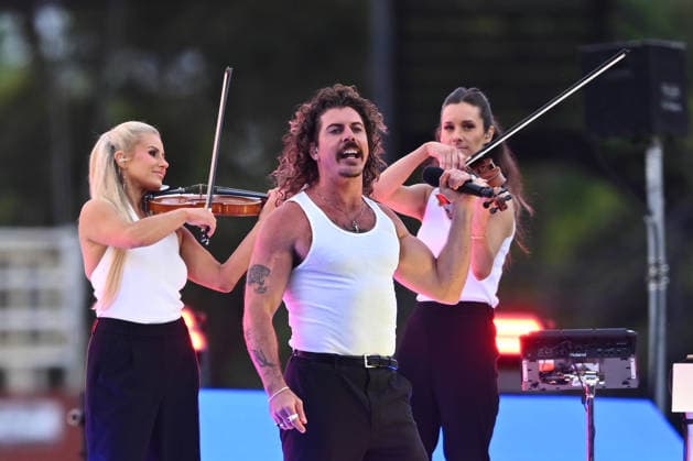 AFLW GRAND FINAL, Adam Hyde (centre) performs during the AFLW Grand Final match between the North Melbourne Kangaroos and the Brisbane Lions at Ikon Park in Melbourne, Saturday, November 29, 2025. ( NO ARCHIVING, EDITORIAL USE ONLY MELBOURNE VICTORIA AUSTRALIA  Copyright: xJAMESxROSSx 20251129192186435491