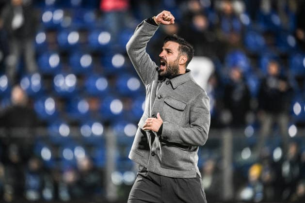 Como 1907 v US Sassuolo Calcio - Serie A Cesc Fabregas, Head Coach of Calcio Como, greets the supporters at the end of the match after the Italian Serie A football match between Calcio Como and Sassuolo FC in Como, Italy, on November 28, 2025, at the Giuseppe Senigallia stadium Como Italy  Copyright: xTizianoxBallabiox originalFilename:ballabio-calcioco251128_npRqv.jpg
