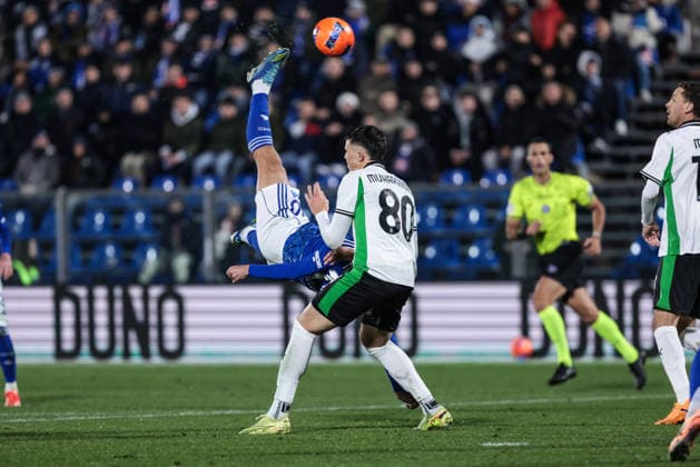 Como 1907 v US Sassuolo Calcio - Serie A Nico Paz of Como 1907 performs an overhead kick during the Serie A football match between Como 1907 and US Sassuolo Calcio in Como, Italy, on November 28, 2025, at Stadio Giuseppe Sinigaglia. Como Italy  Copyright: xEmanuelexComincinix originalFilename:comincini-como1907251128_np9Sh.jpg