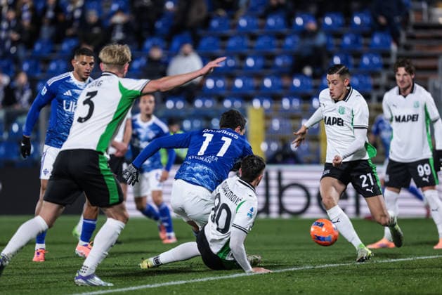 Como 1907 v US Sassuolo Calcio - Serie A Anastasios Douvikas of Como 1907 scores the first goal of the Serie A football match between Como 1907 and US Sassuolo Calcio in Como, Italy, on November 28, 2025, at Stadio Giuseppe Sinigaglia. Como Italy  Copyright: xEmanuelexComincinix originalFilename:comincini-como1907251128_npAEN.jpg