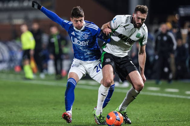 Como 1907 v US Sassuolo Calcio - Serie A Martin Baturina of Como 1907 and Sebastian Walukiewicz of US Sassuolo Calcio contrast during the Serie A football match between Como 1907 and US Sassuolo Calcio in Como, Italy, on November 28, 2025, at Stadio Giuseppe Sinigaglia. Como Italy  Copyright: xEmanuelexComincinix originalFilename:comincini-como1907251128_npbdl.jpg