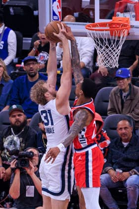 November 28, 2025, Inglewood, California, USA: The shot by Jock Landale 31 of the Memphis Grizzlies is block by John Collins 20 of the Los Angeles Clippers during their 2025 NBA, Basketball Herren, USA Cup game on Friday November 28, 2025 at Intuit Dome Arena in Inglewood, California. JAVIER ROJAS PI Inglewood USA - ZUMAp124 20251128_zaa_p124_080 Copyright: xJavierxRojasx
