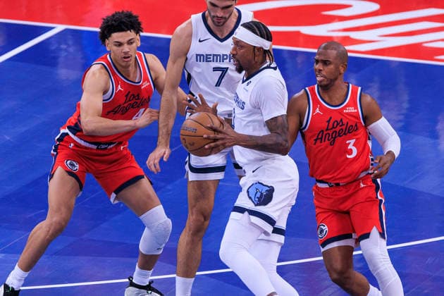 November 28, 2025, Inglewood, California, USA: Kentavious Caldwell-Pope 3 of the Memphis Grizzlies is guarded by Kobe Sanders 4 and Chris Paul 3 of the Los Angeles Clippers during their 2025 NBA, Basketball Herren, USA Cup game on Friday November 28, 2025 at Intuit Dome Arena in Inglewood, California. JAVIER ROJAS PI Inglewood USA - ZUMAp124 20251128_zaa_p124_081 Copyright: xJavierxRojasx