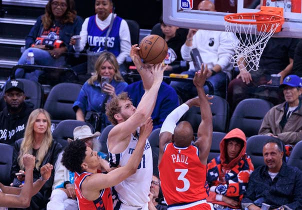November 28, 2025, Inglewood, California, USA: Jock Landale 31 of the Memphis Grizzlies loses the ball as it is block by Chris Paul 3 of the Los Angeles Clippers during their 2025 NBA, Basketball Herren, USA Cup game on Friday November 28, 2025 at Intuit Dome Arena in Inglewood, California. JAVIER ROJAS PI Inglewood USA - ZUMAp124 20251128_zaa_p124_082 Copyright: xJavierxRojasx