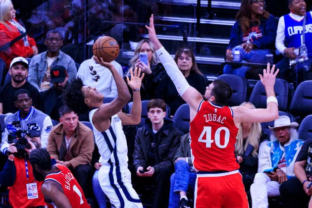November 28, 2025, Inglewood, California, USA: Ivica Zubac 40 of the Los Angeles Clippers tries to block a a shot by Jaylen Wells 0 of the Memphis Grizzlies during their 2025 NBA, Basketball Herren, USA Cup game on Friday November 28, 2025 at Intuit Dome Arena in Inglewood, California. JAVIER ROJAS PI Inglewood USA - ZUMAp124 20251128_zaa_p124_088 Copyright: xJavierxRojasx