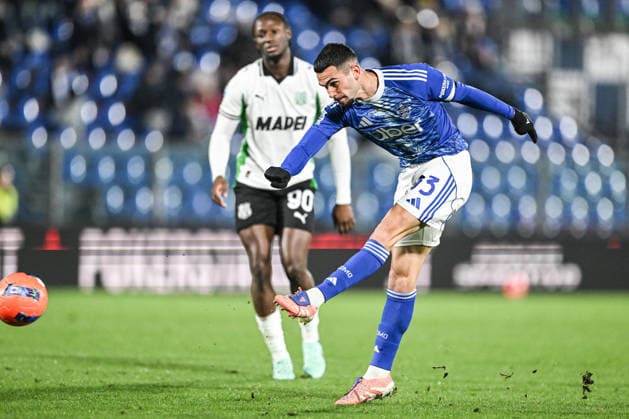 Lucas da Cunha of Calcio Como in action during the Italian Serie A football match between Calcio Como and Cagliari Calcio on November 8th 2025 at the Giuseppe Senigallia stadium in Como, Italy  Copyright: xTizianoxBallabio IPAxSportx xipa-agency.netx xx IPA_68496210 IPA_Agency_IPA68496210