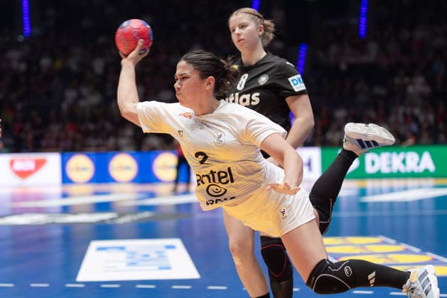 Uruguay - Deutschland, IHF Handball-WM der Frauen Julieta Pessina Portos (Uruguay, 2) springt an Nina Engel (Deutschland, 8) vorbei in den Kreis. Vorrundenspiel der Handball-WM der Frauen zwischen Uruguay und Deutschland am 28. November 2025 in der Porsche-Arena in Stuttgart., Stuttgart Baden-Württemberg Deutschland Porsche-Arena