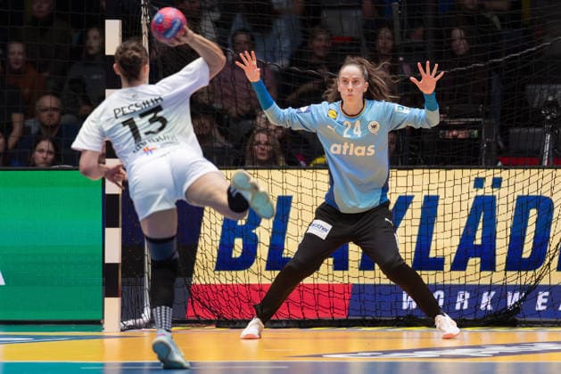 Uruguay - Deutschland, IHF Handball-WM der Frauen Torhüterin Sarah Wachter (Deutschland, 24) erwartet einen Siebenmeter von Maite Pessina Portos (Uruguay, 13). Vorrundenspiel der Handball-WM der Frauen zwischen Uruguay und Deutschland am 28. November 2025 in der Porsche-Arena in Stuttgart., Stuttgart Baden-Württemberg Deutschland Porsche-Arena