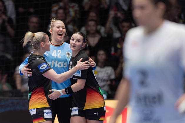 Uruguay - Deutschland, IHF Handball-WM der Frauen Antje Döll (Deutschland, 29), Torhüterin Katharina Filter (Deutschland, 42) und Mareike Thomaier (Deutschland, 10) freuen sich nach dem Sieg über Uruguay. Vorrundenspiel der Handball-WM der Frauen zwischen Uruguay und Deutschland am 28. November 2025 in der Porsche-Arena in Stuttgart., Stuttgart Baden-Württemberg Deutschland Porsche-Arena