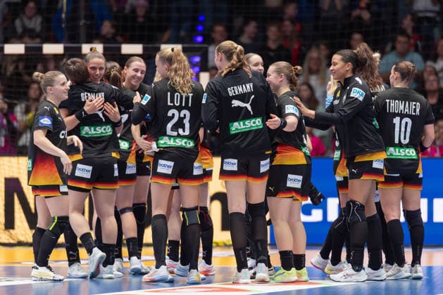 Uruguay - Deutschland, IHF Handball-WM der Frauen Jubel der deutschen Handball-Frauen nach der Schlusssirene. Vorrundenspiel der Handball-WM der Frauen zwischen Uruguay und Deutschland am 28. November 2025 in der Porsche-Arena in Stuttgart., Stuttgart Baden-Württemberg Deutschland Porsche-Arena