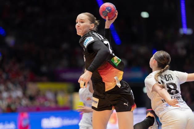 Uruguay - Deutschland, IHF Handball-WM der Frauen Nieke Kühne (Deutschland, 19). Vorrundenspiel der Handball-WM der Frauen zwischen Uruguay und Deutschland am 28. November 2025 in der Porsche-Arena in Stuttgart., Stuttgart Baden-Württemberg Deutschland Porsche-Arena