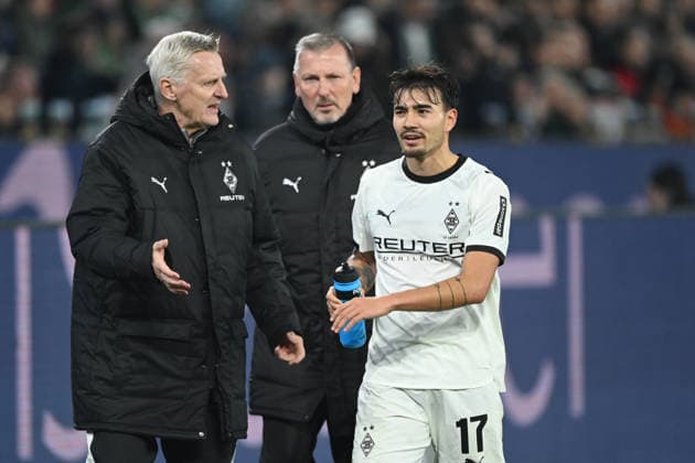 Jens CASTROP (MG) wird ausgewechselt, verletzt, Verletzung, Fussball 1. Bundesliga Saison 2025 2026, 12.Spieltag, Spieltag12, matchday12, Borussia Moenchengladbach (MG) - RB Leipzig (L) 0-0 am 28.11.2025 BORUSSIA PARK Moenchengladbach DFL regulations prohibit any use of photographs as image sequences and or quasi-video Ã‚Â