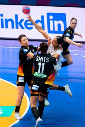 Handball, Frauen WM, Gruppe C: Uruguay - Deutschland Alina Grijseels (Deutschland), Xenia Smits (Deutschland) Stuttgart Porsche Arena Baden-Württemberg Deutschland