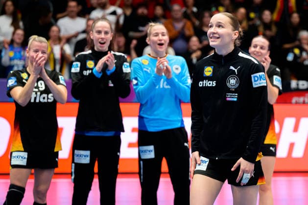 Handball, Frauen WM, Gruppe C: Uruguay - Deutschland Nieke Kühne Kuehne (Deutschland) Player of the MAtch, im Hintergrund applaudieren Antje Döll Doell (Deutschland), Torhueterin Sarah Wachter (Deutschland), Torhueterin Katharina Filter (Deutschland) Stuttgart Porsche Arena Baden-Württemberg Deutschland