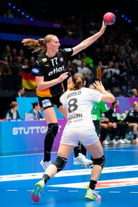 Handball, Frauen WM, Gruppe C: Uruguay - Deutschland Viola Leuchter (Deutschland), Camila Bianco Castiella (Uruguay) Stuttgart Porsche Arena Baden-Württemberg Deutschland