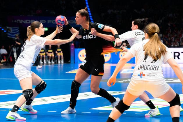 Handball, Frauen WM, Gruppe C: Uruguay - Deutschland v.li. Camila Bianco Castiella (Uruguay), Xenia Smits (Deutschland), Rosina Gonzalez Majo (Uruguay) Stuttgart Porsche Arena Baden-Württemberg Deutschland