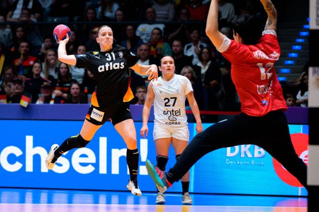 Handball, Frauen WM, Gruppe C: Uruguay - Deutschland Alexia Hauf (Deutschland), Viviana Hergatacorzian Kehyaian (Uruguay) Stuttgart Porsche Arena Baden-Württemberg Deutschland