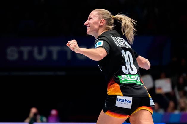 Handball, Frauen WM, Gruppe C: Uruguay - Deutschland Jenny Behrend (Deutschland) Jubel Freude Emotion Torjubel Torschuetze Torschütze Stuttgart Porsche Arena Baden-Württemberg Deutschland